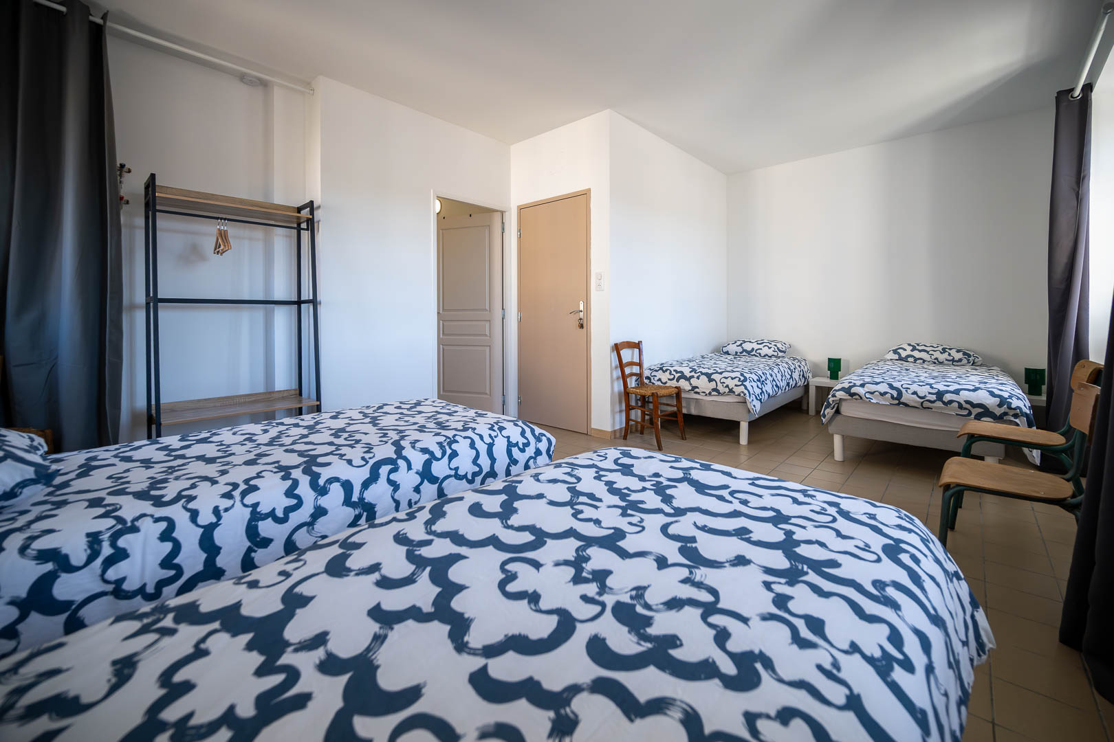 Chambre gite spacieuse et claire pour 4 personnes en lit simple. salle de bain privative.