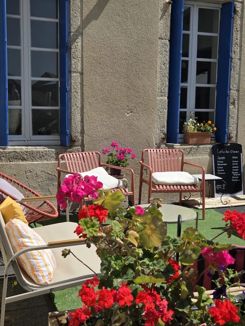 vache-lozere Terrasse fleurie au gîte La Belle Étape en Lozère